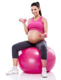 Usar una pelota de pilates durante el embarazo facilita la labor